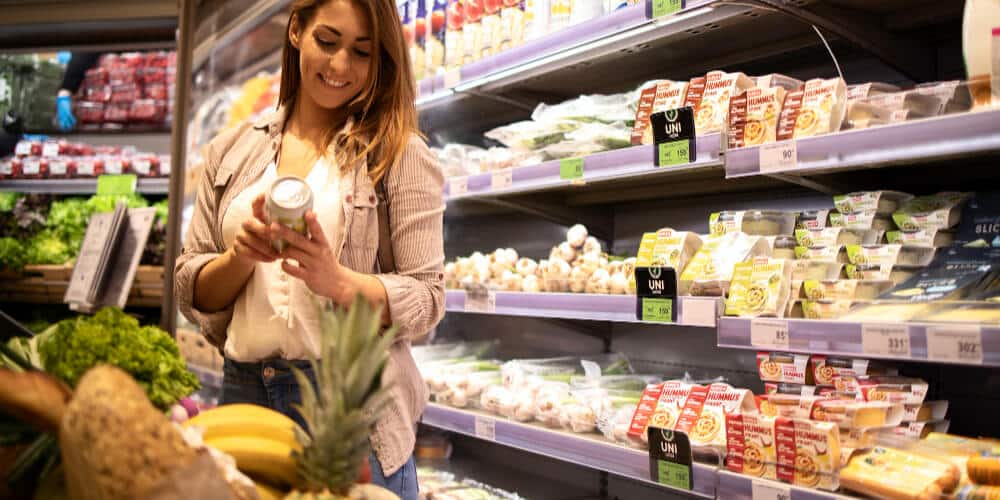 Miten säästää ruokakuluissa? 1 Viime vuosien aikana ruokatarvikkeiden hinnat ovat nousseet poikkeuksellisen nopeasti. Tämä kehitys on pakottanut monet suomalaiset tarkastelemaan omaa talouttaan entistä tarkemmin. Kuukausibudjetin läpikäynti ja uusien säästökohteiden etsiminen on arkea monille – ja ruoka on yksi merkittävimmistä menoeristä, johon voi onneksi myös itse vaikuttaa.
Olitpa sitten yksin asuva opiskelija, tiukalla budjetilla elävä eläkeläinen tai lapsiperheen arkea pyörittävä vanhempi, ruokakulujen hallinta on keskeinen osa taloudellista tasapainoa. Säästäminen ei kuitenkaan tarkoita, että pitäisi tinkiä laadusta tai ravitsevuudesta – kyse on ennen kaikkea fiksummista valinnoista, ennakoinnista ja ostotottumusten tarkastelusta.
Tässä artikkelissa käymme läpi käytännönläheisiä ja helposti toteutettavia vinkkejä ruokakustannusten pienentämiseen. Mukana on niin kauppareissun suunnitteluun, ruoanlaittoon kuin pitkäjänteiseen säästämiseen liittyviä neuvoja – tavoitteena on helpottaa arkea ja lisätä hallinnan tunnetta taloudessa aikana, jolloin kaikki eurot lasketaan.